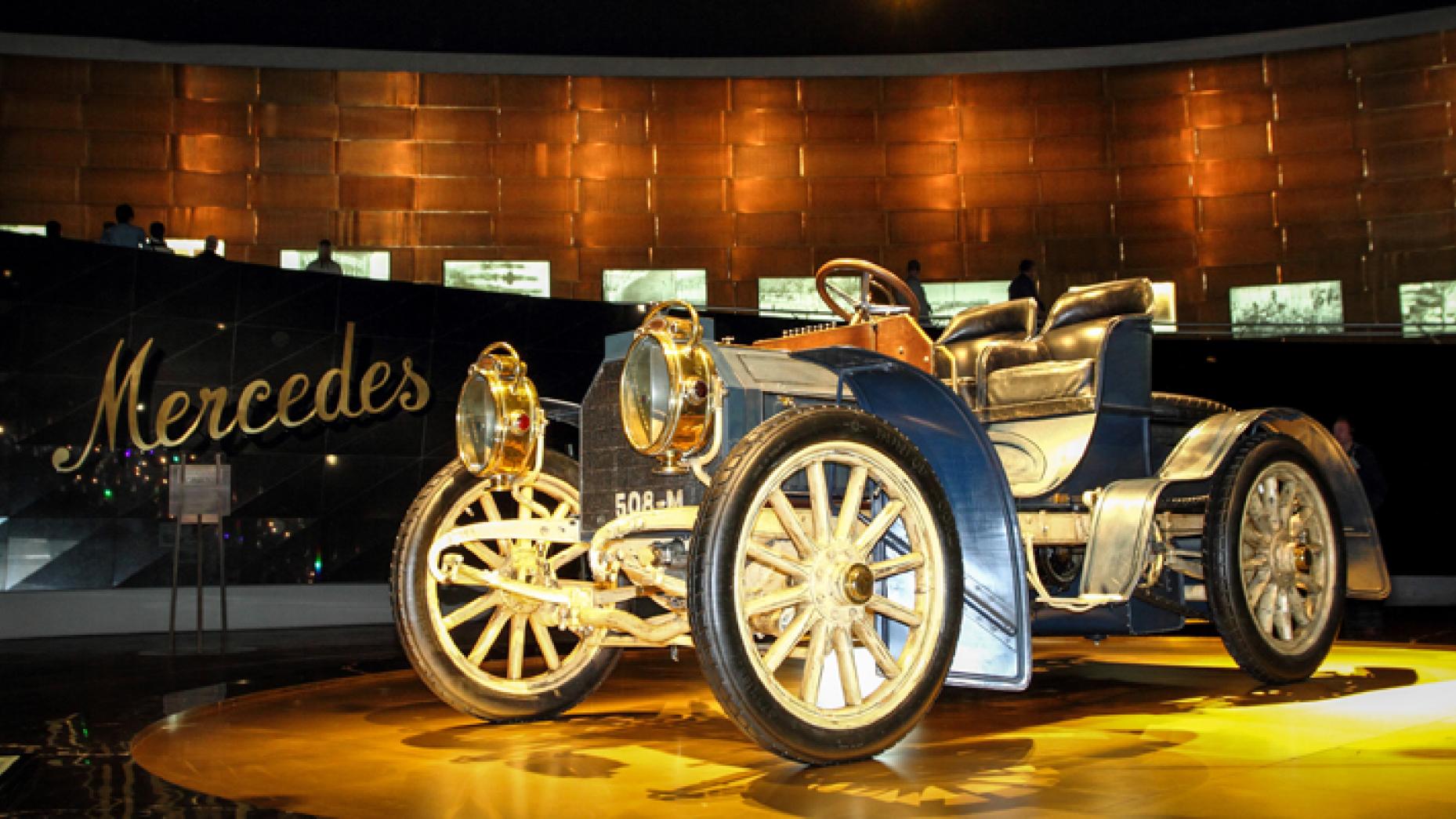 1902 MERCEDES SIMPLEX: The successor to the all-conquering Mercedes 35bhp, this four-wheeled Mercedes rocketed on to 80kph, and was so named because of the ‘simple’ ease with which it handled. Attention Assist? Forget it. More like Pedestrian Assist.