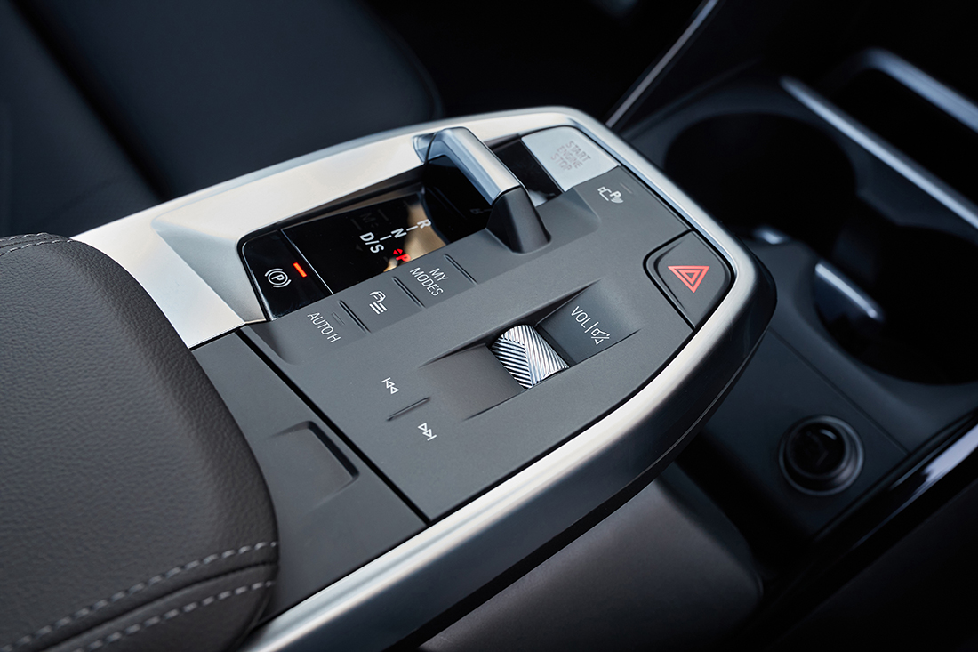 Floating console with its shift-by-wire gearshift