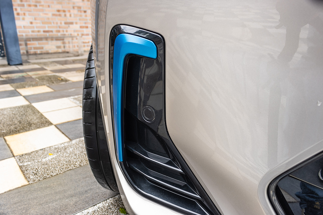 BMW iX3 LCI bumper detail