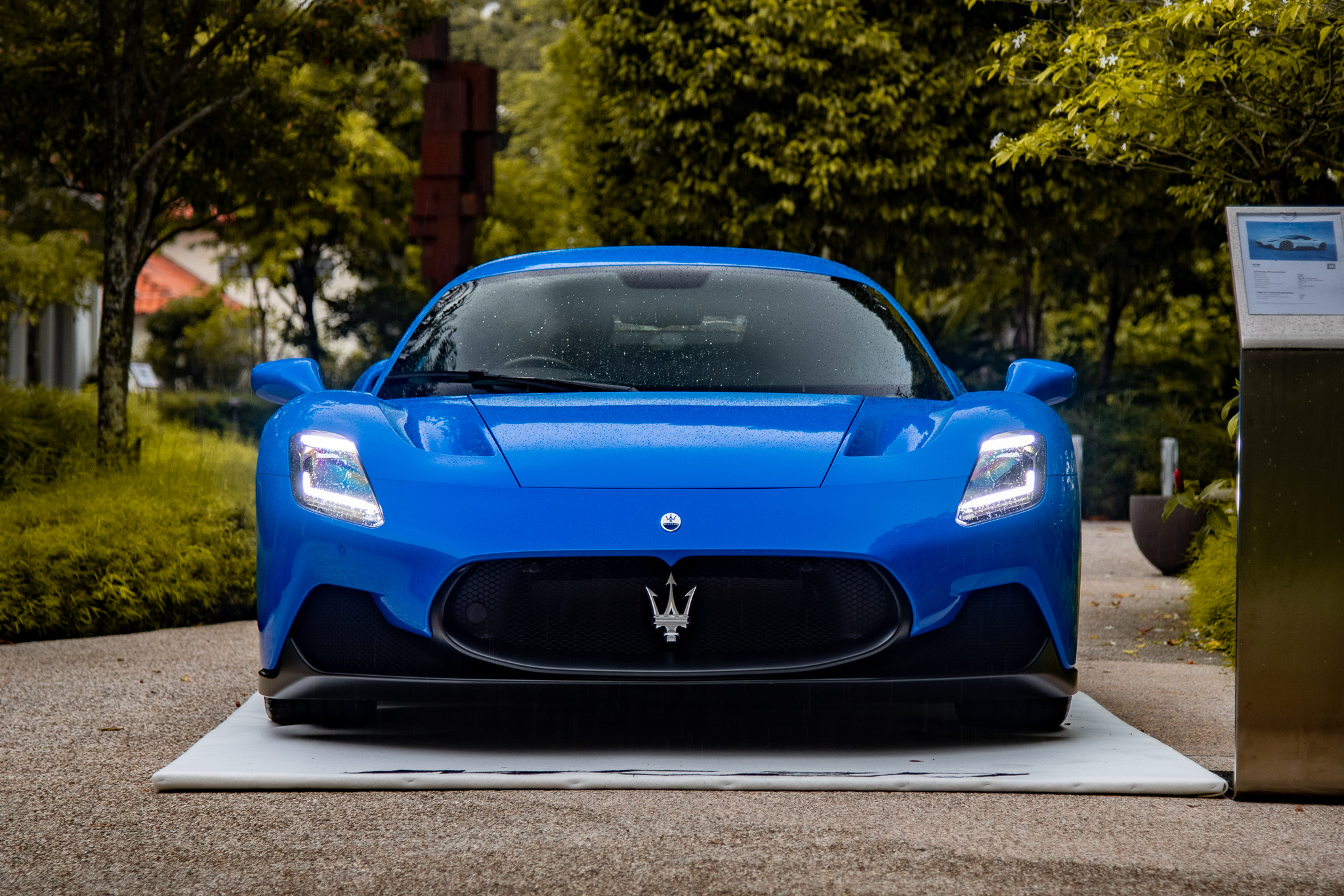Maserati MC20 blu infinito