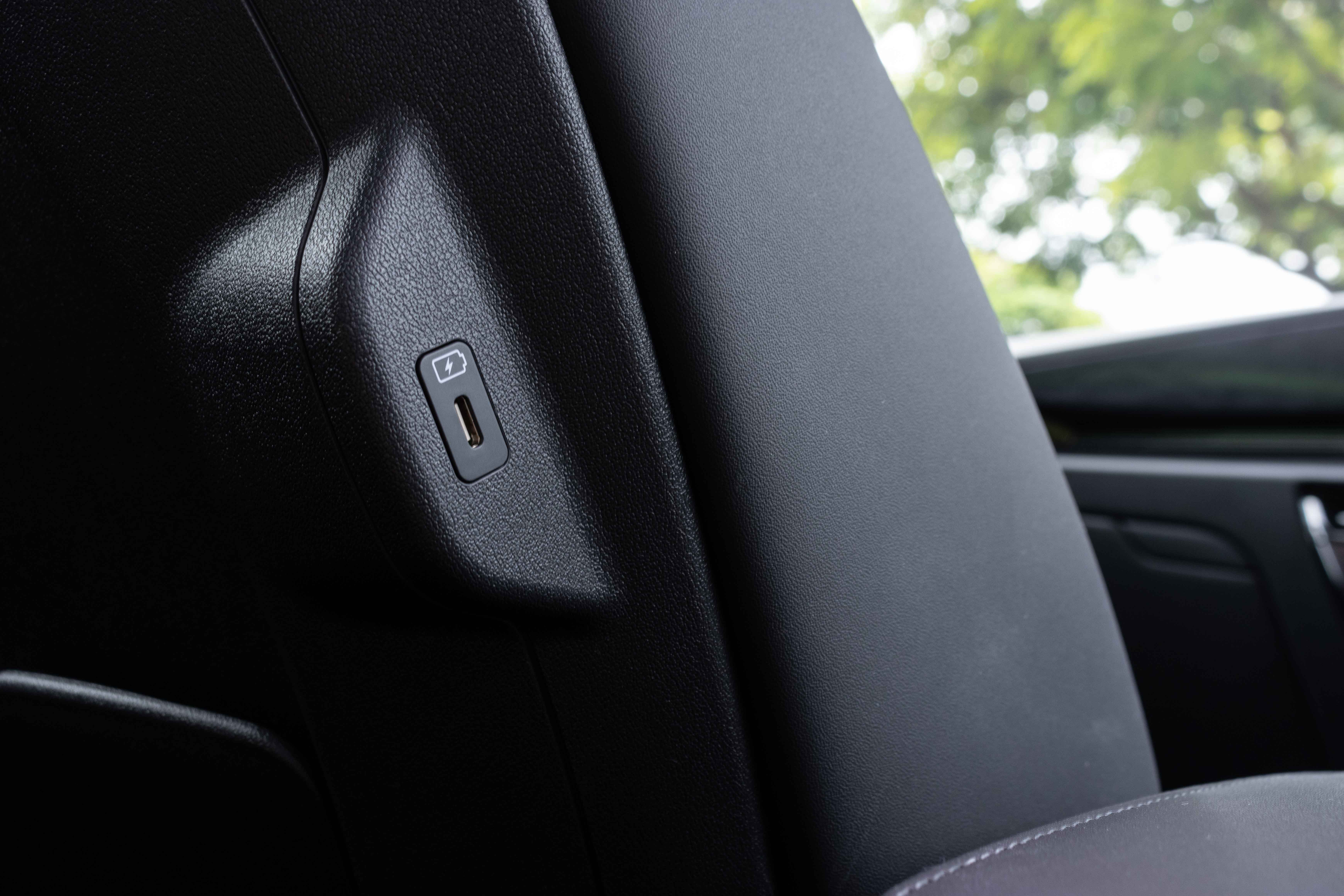 KIA Niro Hybrid 1.6 SX Singapore - Front seat USB charging port