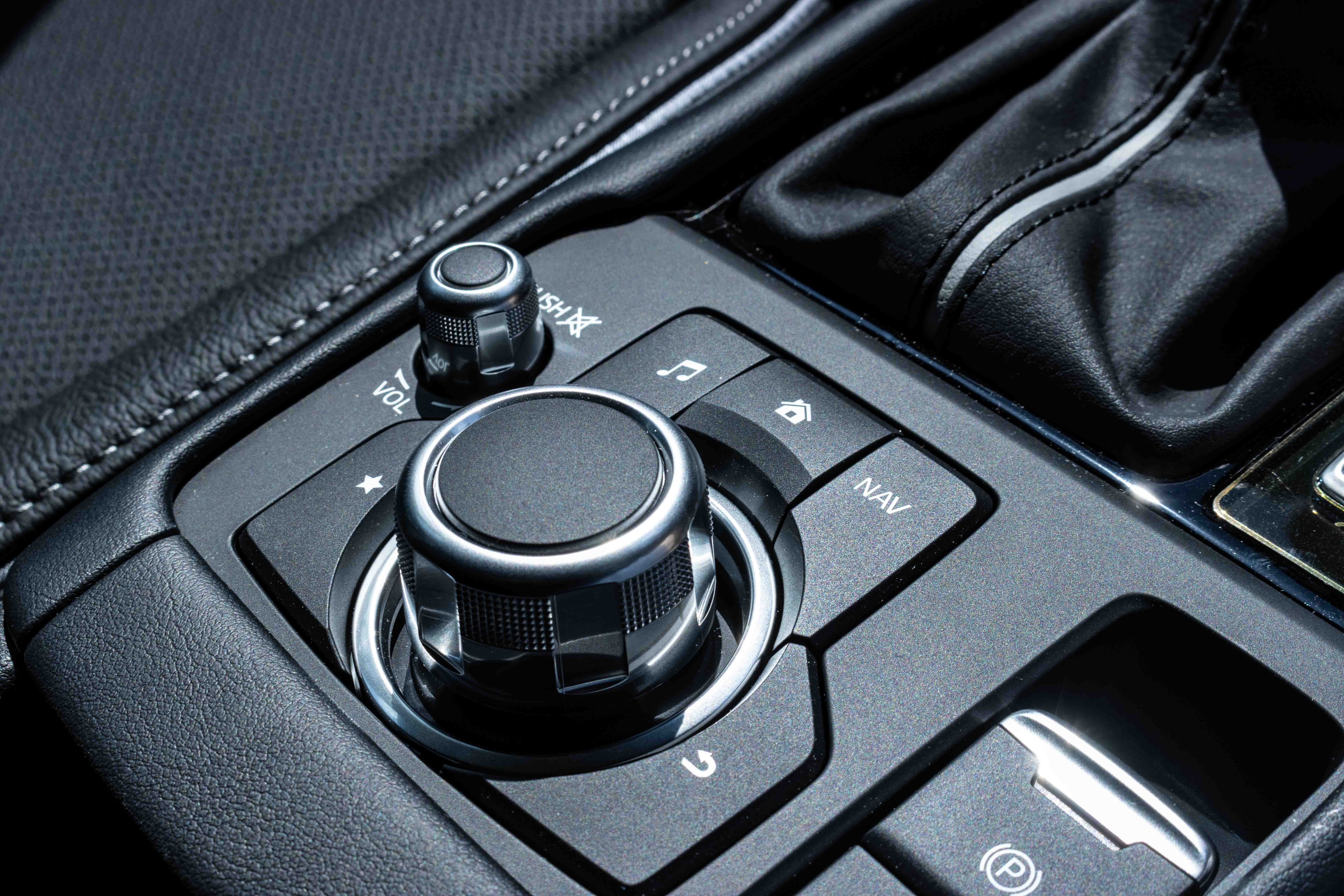 Mazda CX-3 1.5L Elegance - Infotainment controls
