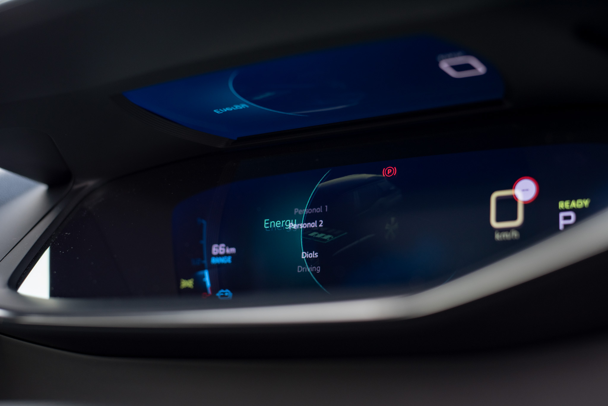 Peugeot e-2008 - “Floating” holographic display