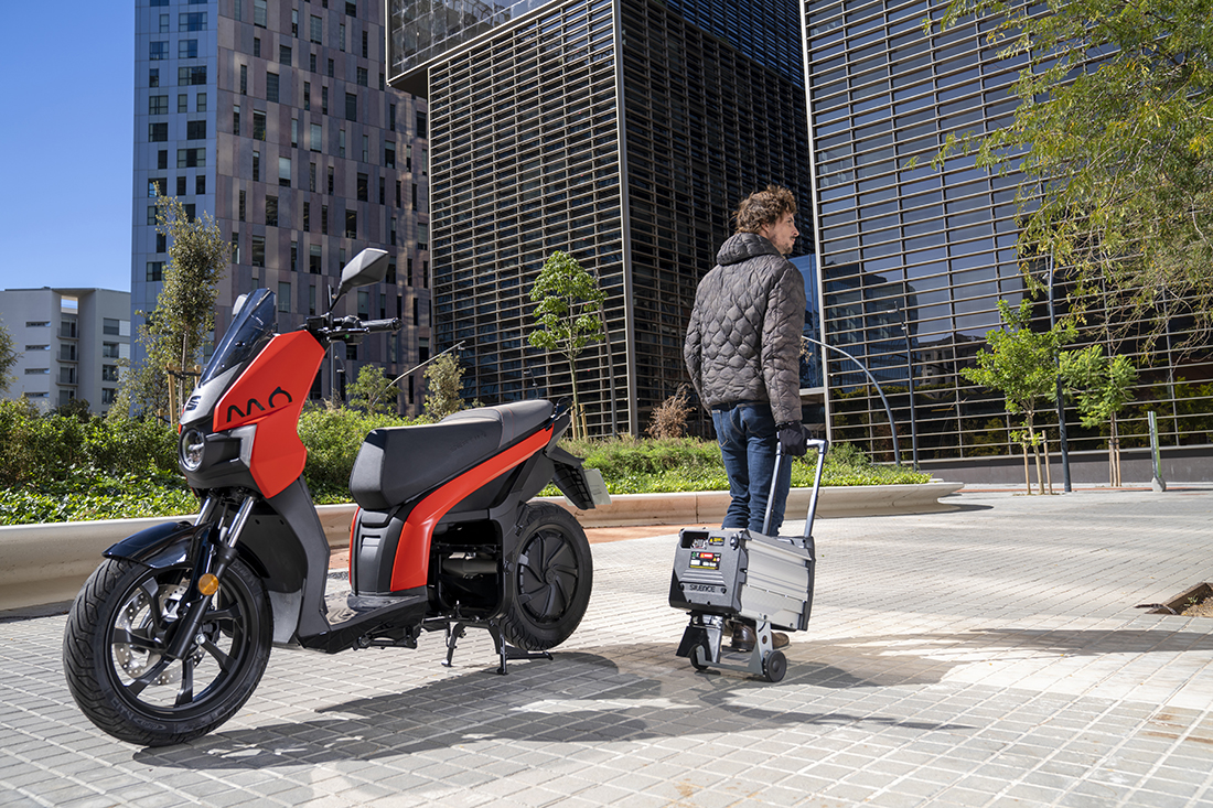SEAT MÓ electric scooter, with it's removable battery