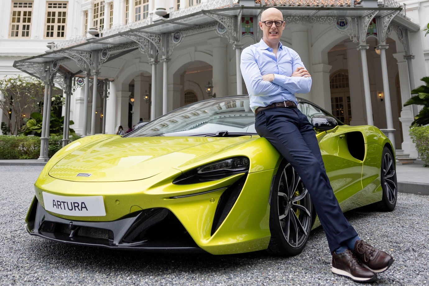 Michael Leiters with the McLaren Artura in front of the Raffles Hotel in Singapore